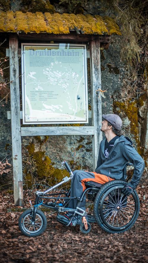 Noch in den kommenden Wochen sollen die Ausführungsverordnung zum Naturschutzgesetz überarbeitet und klarstellende Hinweise veröffentlicht werden. "Rollstuhlfahrer haben keine Benachteiligungen zu befürchten", heißt es hierzu auf Nachfrage aus dem Ministerium.