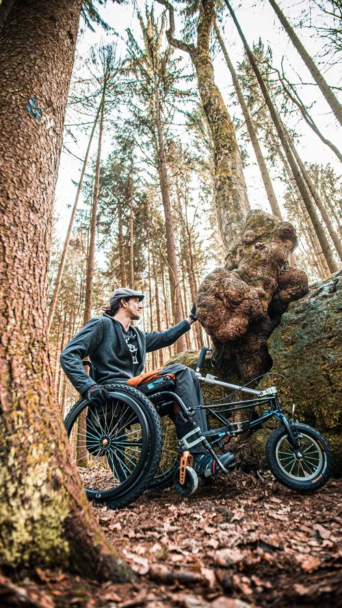 "Menschen im Rollstuhl haben in der bayerischen Natur nicht die gleichen Rechte wie Fußgänger", sagt er.