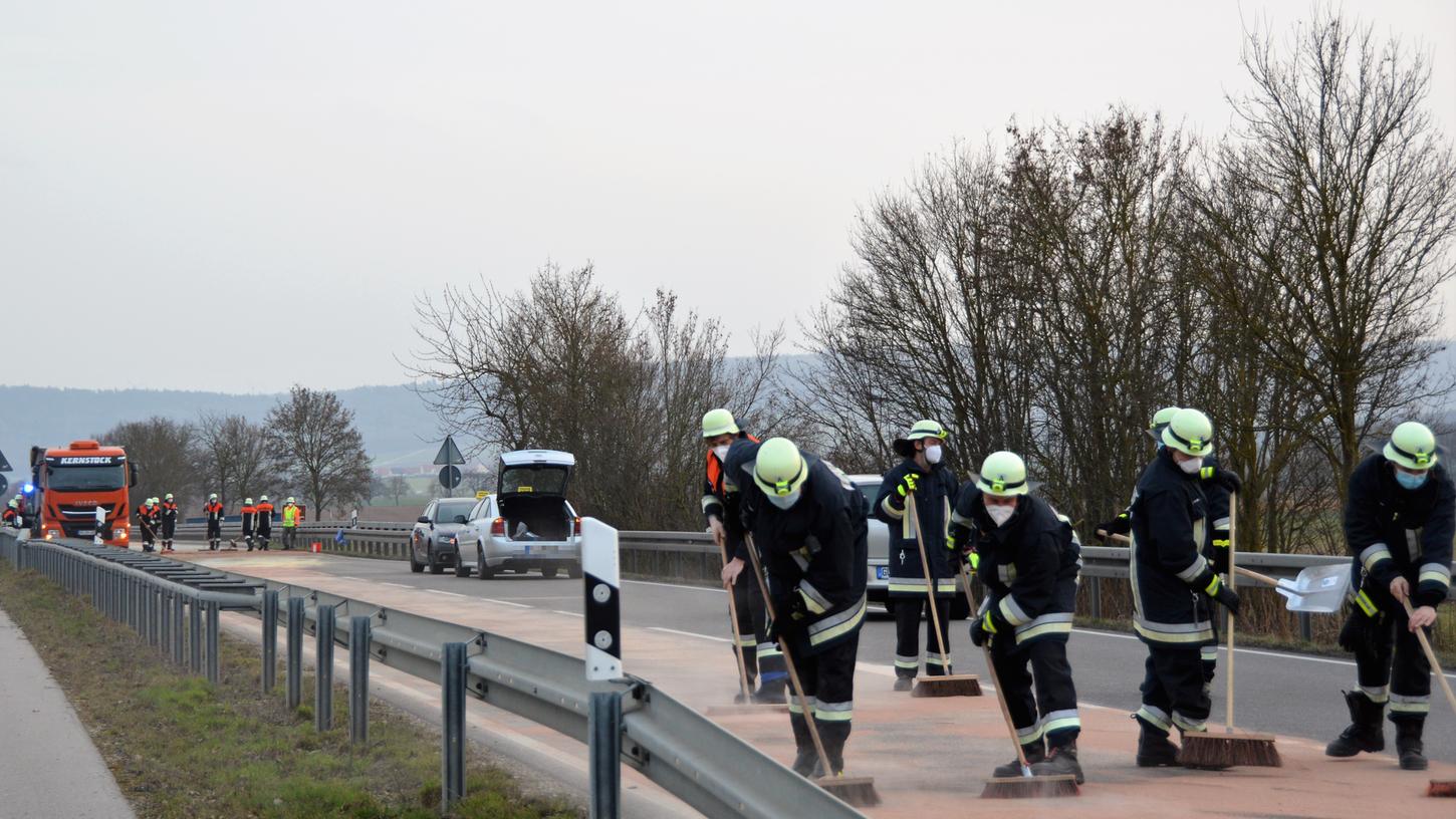 Unfall wegen Brecheisen bei Windsfeld: 300 Liter Diesel auf Landstraße