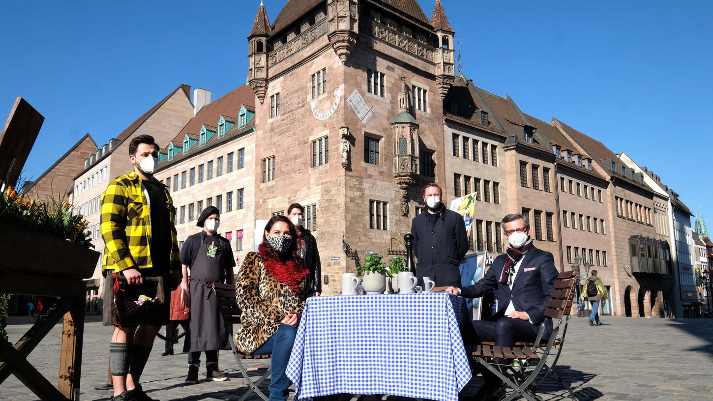 Nur Stadträtin Kerstin Böhm und Wirtschaftsreferent Michael Fraas (beide CSU) durften fürs Foto kurz Platz nehmen. Mit der Aktion "Gedeckter Tisch" richteten unter anderem (von rechts hinten) der Dehoga-Kreisvorsitzende Robert Horka und der Nürnberger Gastronom Christian Wagner den Fokus auf die prekäre Lage im Gastgewerbe. 