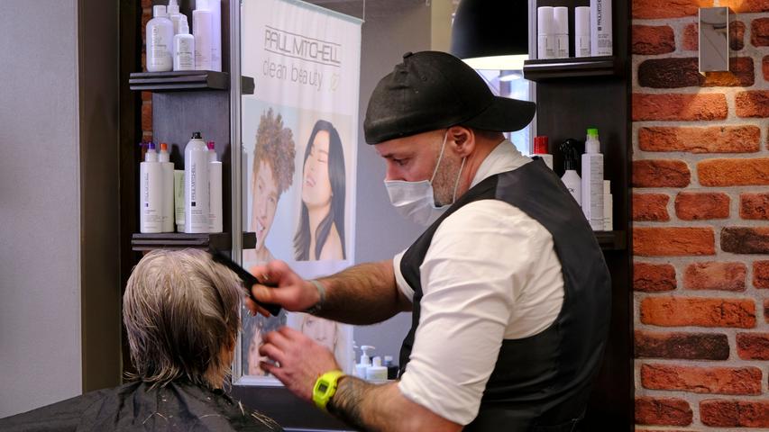 Moderne Herrenfrisuren brauchen Pflege: Bei Fön-X Friseure und Barbier surrte die Maschine.