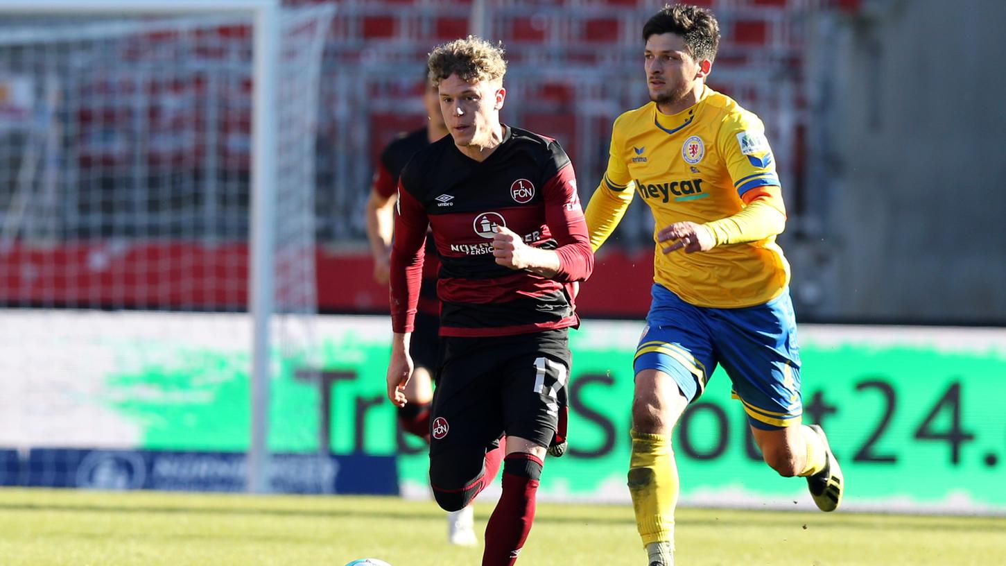Gegen Braunschweig noch am Ball, künftig außer Gefecht gesetzt: Robin Hack muss pausieren. Gegen Braunschweig noch am Ball, künftig außer Gefecht gesetzt: Robin Hack muss pausieren.