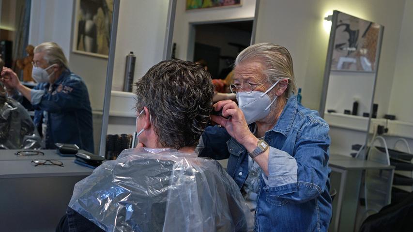 Auch Richard Schmids Salon "Haarscharf" ist für die erste Woche komplett ausgebucht. Seine vier Mitarbeiter arbeiten jetzt im Akkord.