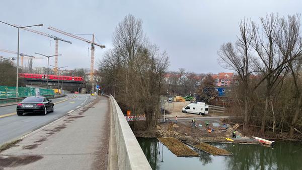 Die Sanierung der Dr.-Gustav-Heinemann-Brücke beeinflusst nicht nur die Menschen, sondern auch die Tierwelt. Da geschützter Lebensraum für Wasservögel ersetzt werden muss, haben Mitarbeiter des Servicebetriebs Öffentlicher Raum (Sör) nun schwimmende Inseln aufs Wasser gebracht.