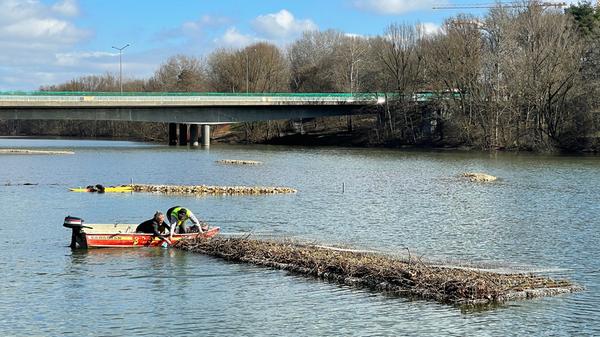 Um für den nötigen Ausgleich zu sorgen, haben Sör-Mitarbeiter in den vergangenen Tagen drei Schwimminseln von jeweils etwa zehn Meter Länge und drei Meter Breite im Abstrom, also westlich der westlichen Insel angebracht.