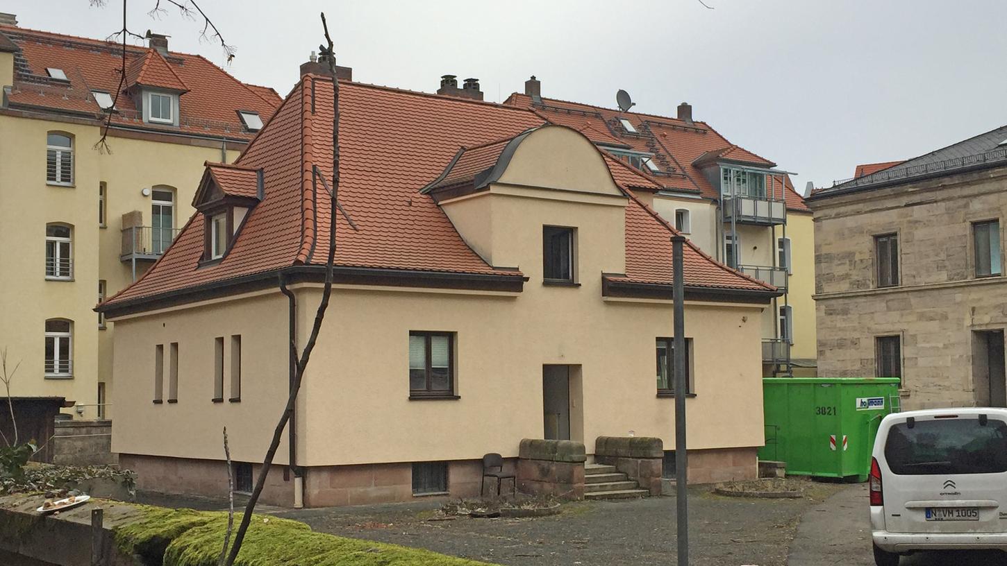 Das rund 100 Jahre alte Amtsdienerhaus auf dem Grundstück des Staatsarchivs Nürnberg wird für ein Tiefdepot im Zuge der Generalsanierung des Staatsarchivs voraussichtlich im April 2021 abgerissen.