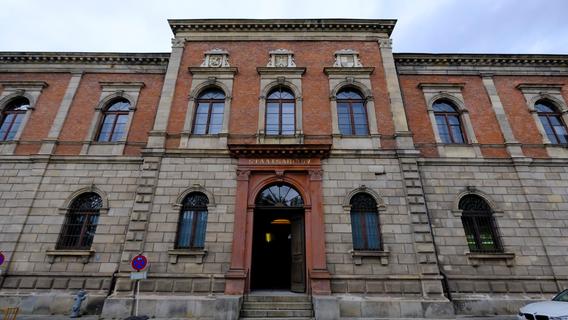 Das Staatsarchiv an der Archivstraße wurde um 1878 als erster eigenständiger Archivbau in Bayern errichtet. Im Zweiten Weltkrieg wurde der Bau nachhaltig beschädigt.