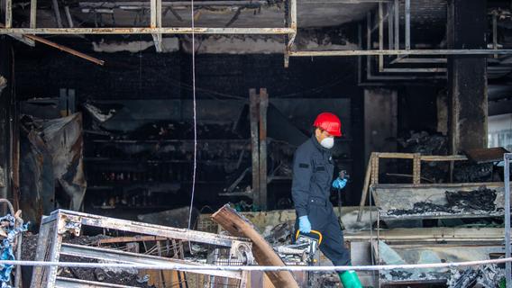 Waldkraiburg: Ein Brandermittler der Polizei arbeitet Ende April 2020 nach dem Brand eines türkischen Geschäfts in der Ruine.