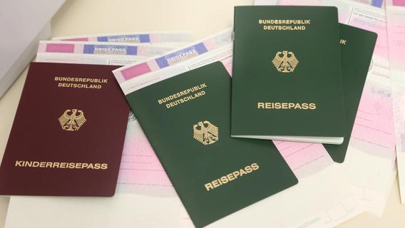 Wer einen (neuen) Reisepass beantragen möchte, sollte sich rechtzeitig darum kümmern.
Wer einen (neuen) Reisepass beantragen möchte, sollte sich rechtzeitig darum kümmern.