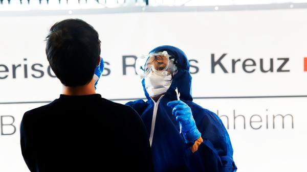 Es soll deutlich mehr getestet werden: Jeder Bürger soll einmal pro Woche die Möglichkeit zu einem kostenlosen Schnelltest bekommen. Durchgeführt werden sollen sie in entsprechenden Testzentren.