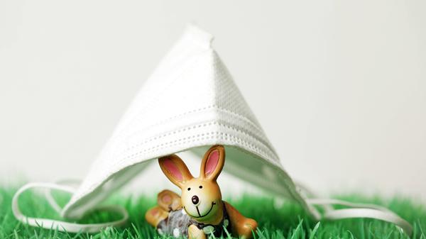 Die neuen, gelockerten Kontaktbeschränkungen gelten auch über die Osterfeiertage. Es dürfen sich also fünf Menschen plus Kinder und Jugendliche unter 14 aus zwei Haushalten treffen, wenn die Inzidenz regional unter 35 liegt, dürfen es bis zu zehn Personen sein.