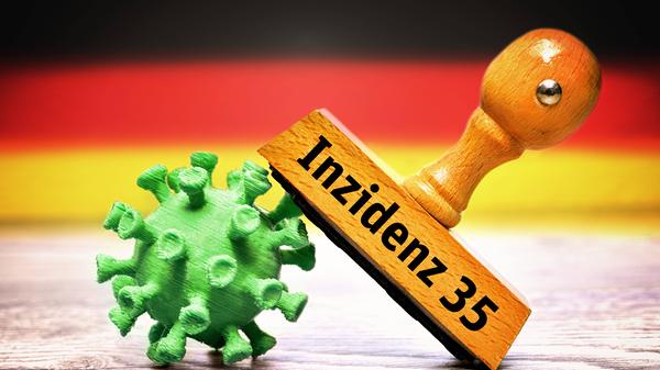 Ein fünfter Öffnungsschritt ist vorgesehen, wenn weitere zwei Wochen nach den vorhergehenden Lockerungen die Inzidenz stabil unter 50 bleibt. Dann können Freizeitveranstaltungen mit bis zu 50 Teilnehmern im Außenbereich möglich sein, ebenso Kontaktsport in Innenräumen.