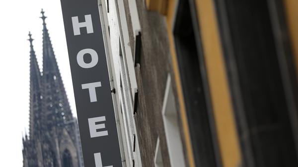 Über weitere Lockerungen etwa für Innenbereiche von Restaurants, für Veranstaltungen, Reisen und die Hotellerie soll erst bei der nächsten Bund-Länder-Runde beraten werden. Als Termin ist der 22. März vorgesehen.