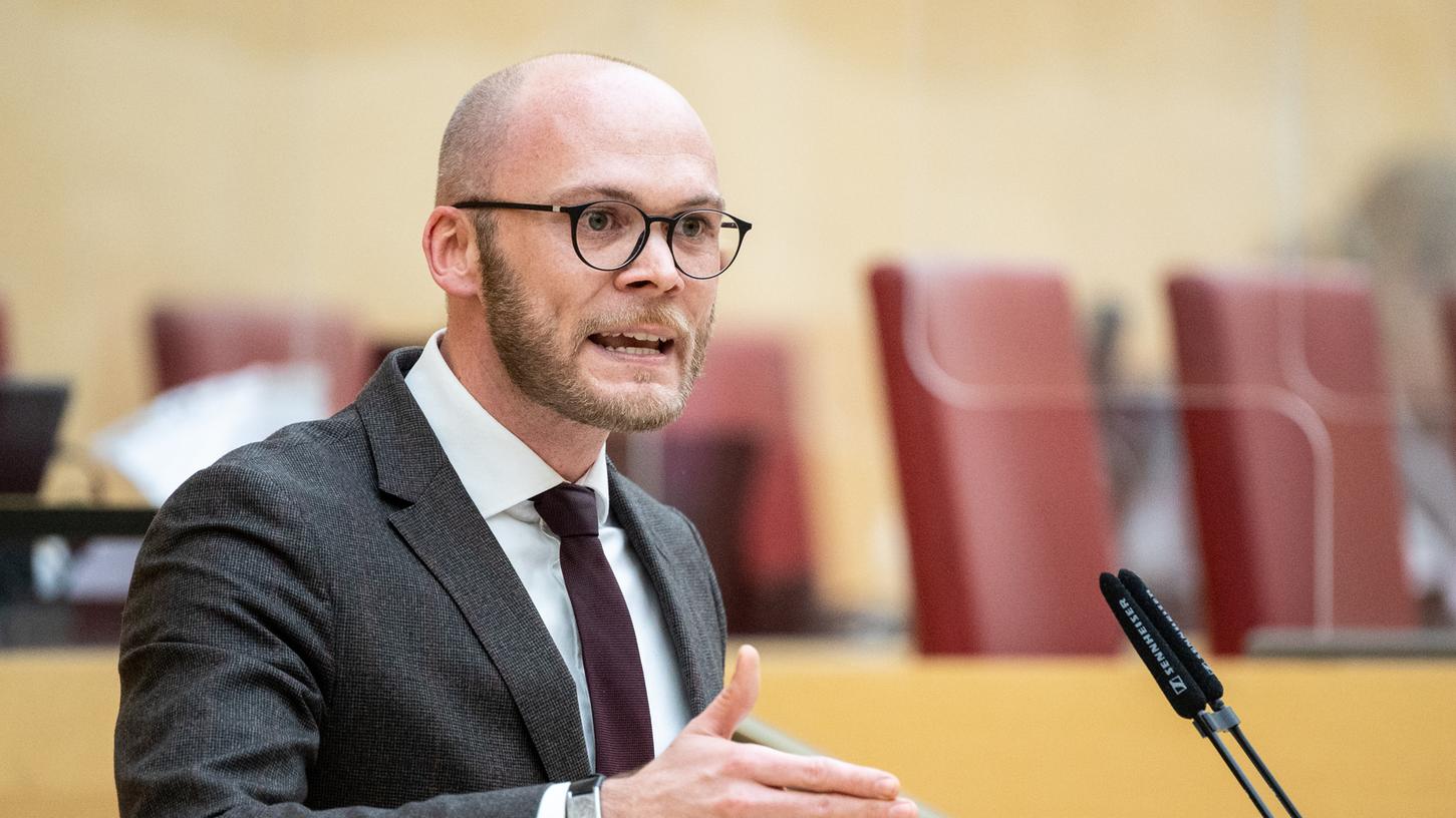 Fabian Mehring (Freie Wähler), Landtagsabgeordneter, spricht während einer Sitzung des bayerischen Landtags.