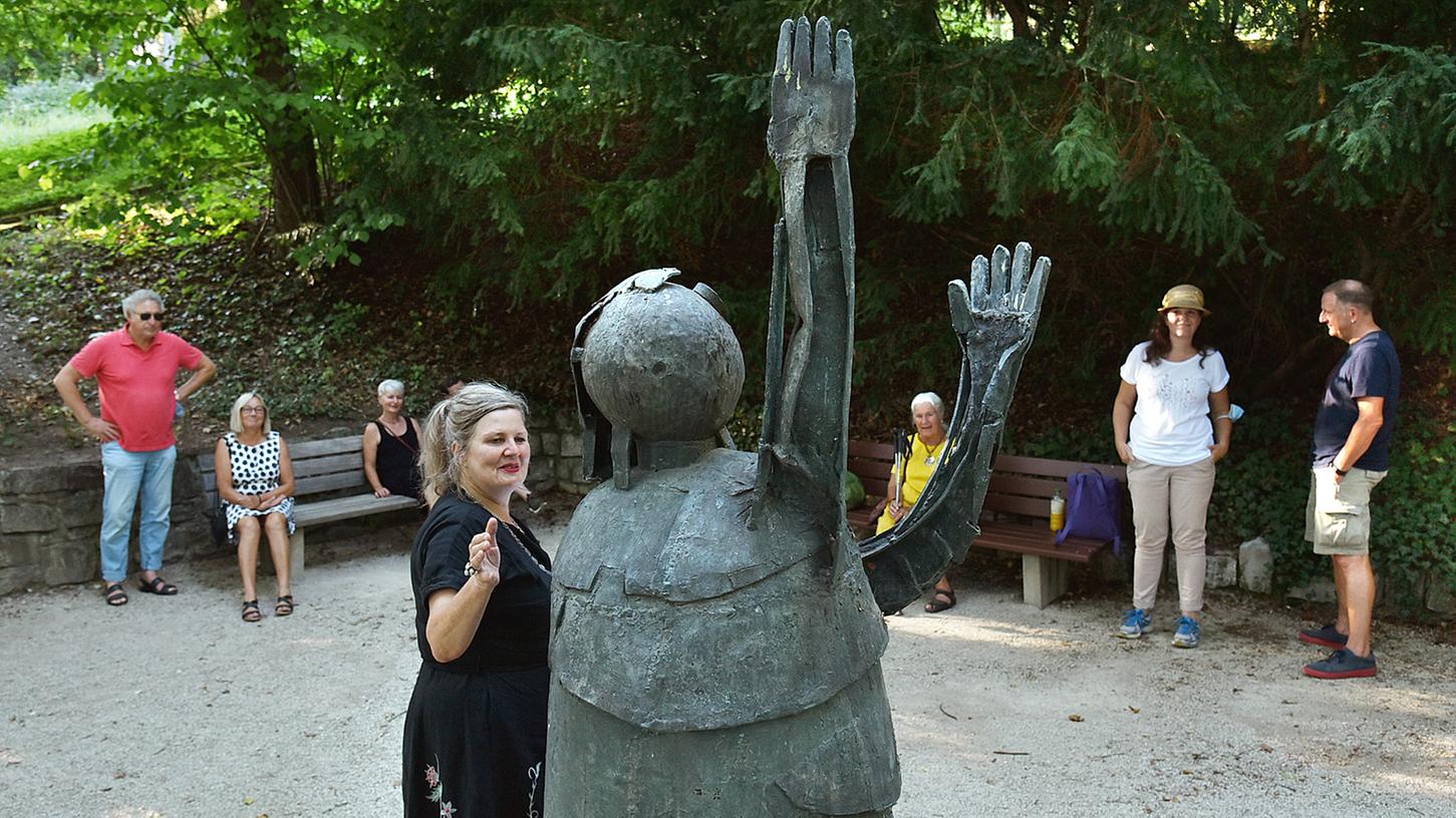 Und es war Sommer: Im vergangenen Jahr lud Schauspielerin Lea Schmocker (vorn) zu einem lyrischen Spaziergang im Burgberggarten ein. Und es war Sommer: Im vergangenen Jahr lud Schauspielerin Lea Schmocker (vorn) zu einem lyrischen Spaziergang im Burgberggarten ein.