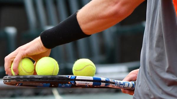 Für Sportreibende gibt es gute Aussichten: Liegt die Inzidenz unter 100, ist Individualsport im Freien ab Montag mit bis zu fünf Personen aus zwei Haushalten erlaubt. Fällt der Wert unter 50, dürfen im Freien sogar bis zu zehn Menschen gemeinsam trainieren - allerdings nur in kontaktfreien Sportarten. Bleibt er 14 Tage lang stabil bei unter 50 Neuinfektionen, ist auch kontaktfreier Sport im Innenbereich erlaubt.