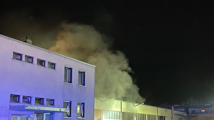 Kehrmaschine in Sör-Lagerhalle fing Feuer