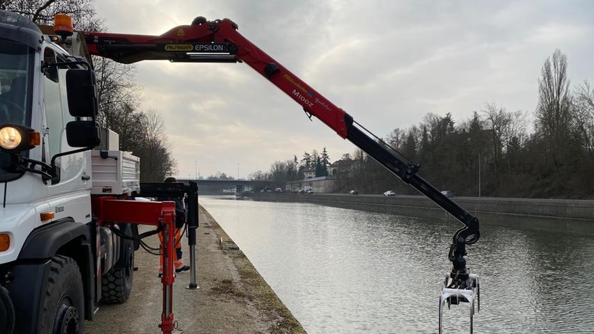 Dambach: Lkw kommt von der Fahrbahn ab und stoppt erst kurz vor dem Kanal