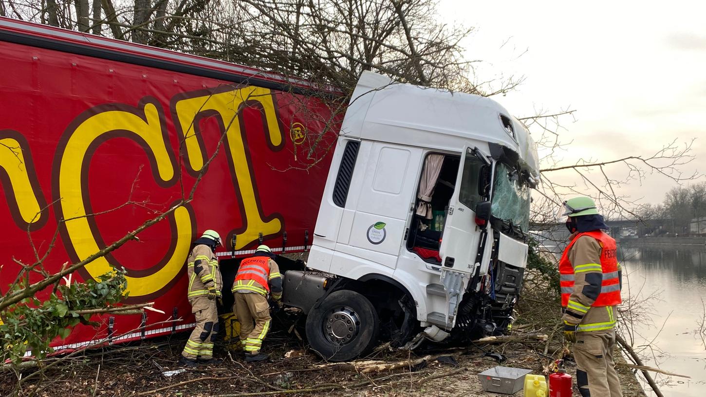 Erst unmittelbar vor der Kante zum Kanal kam der verunfallte Lastwagen zum Stehen.