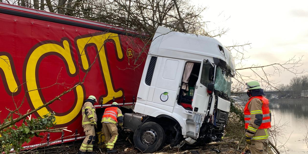 Lkw kommt von Fahrbahn ab - und stoppt erst kurz vor Kanal