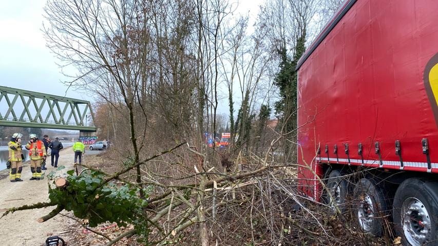 Dambach: Lkw kommt von der Fahrbahn ab und stoppt erst kurz vor dem Kanal