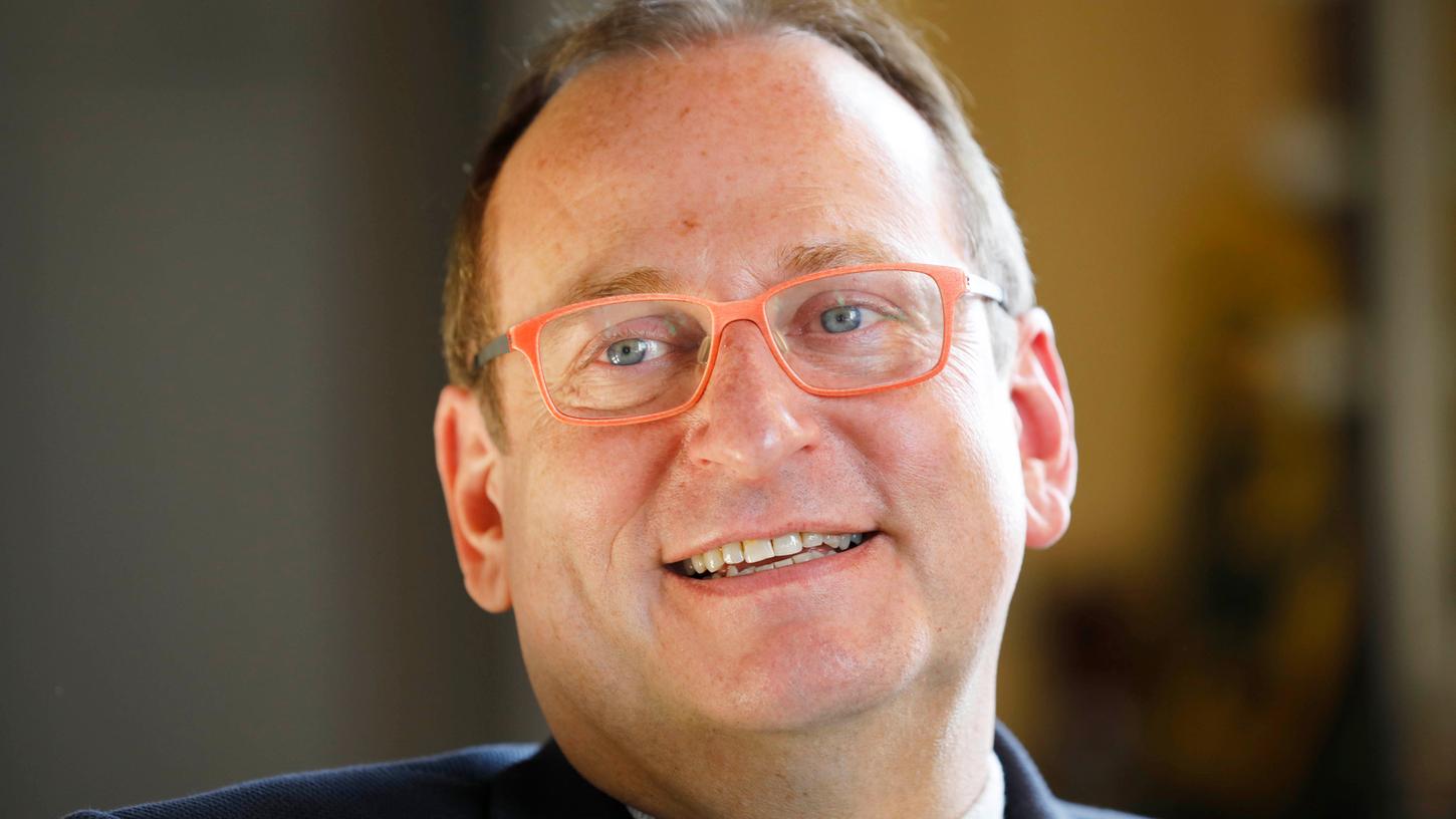 Auf der Bühne gibt er immer den Kasper: Im Gespräch schlägt Komödiant und Sänger Volker Heißmann auch mal ernstere Töne an. Grundsätzlich ist er aber entschiedener Optimist: „Ob ich lache oder weine, ändert ja an der Situation nichts. Deshalb lache ich lieber“, sagt der Fürther. Auf der Bühne gibt er immer den Kasper: Im Gespräch schlägt Komödiant und Sänger Volker Heißmann auch mal ernstere Töne an. Grundsätzlich ist er aber entschiedener Optimist: „Ob ich lache oder weine, ändert ja an der Situation nichts. Deshalb lache ich lieber“, sagt der Fürther.