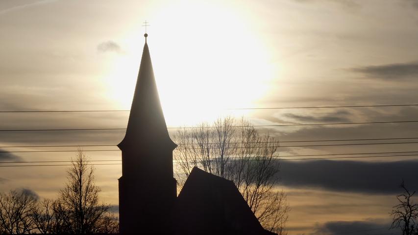 Bereits Ende Februar bescherte uns das Wetter heuer Frühlingsgefühle. Hier zeigt sich die Mörsacher Kirche im Spiel des Lichts.