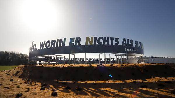 Die Gestaltung des Kersbacher Kreisels im Landkreis Forchheim durch den fränkischen Künstler Harald Winter erregte 2021 bundesweite Aufmerksamkeit. Das Zitat eines Frühromantikers ziert seitdem das "Einfallstor" zur Fränkischen Schweiz - und sorgte für kontroverse Diskussionen.