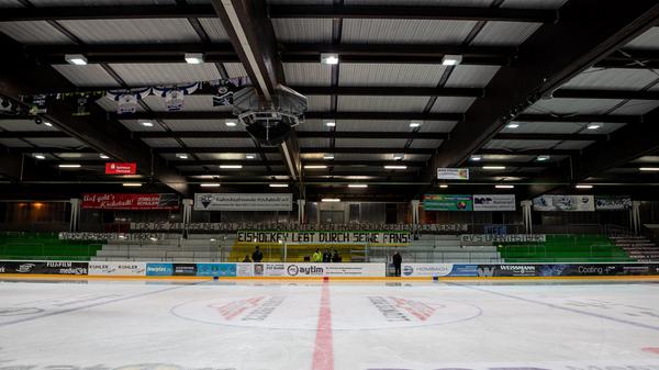 m kommenden Jahr soll in Höchstadt die Kuh vom Eis: Die Sanierung des Eisstadions am Kieferndorfer Weg muss starten. Das Gebäude, das in den Jahren 1977/78 gebaut wurde, braucht dringend eine Frischkur. Der Bund hat Fördermittel zugesagt, aber die Kosten haben schon vor Baubeginn den Rahmen gesprengt. Im Jahr 2020 waren Gesamtkosten in Höhe von rund 8 Millionen Euro brutto angesetzt und in die Haushaltsplanung 2021 bis 2024 aufgenommen. Jetzt ist die Rede von insgesamt rund 11 Millionen Euro. Die Bundesförderung über einen Sonderfonds allerdings, die bereits zugesagt ist, bleibt gedeckelt auf 2 Millionen Euro. Das heißt, die Stadt muss knapp 9 Millionen Euro Eigenanteil stemmen und hat sich auch bereits entschieden dieses Geld zu investieren. Die aktuell beschlossene Sanierung der Eishalle in der Minimal-Variante umfasst den Bau eines neuen Gebäudes für die Kältetechnik, Schneegrube und Lüftungsanlage, neue Kältetechnik, die Sanierung der Eispiste. Außerdem wird die Halle geschlossen und das Dach saniert. Erste Ausschreibungen sind bereits erledigt, sodass die Arbeiten 2022 wohl beginnen werden.