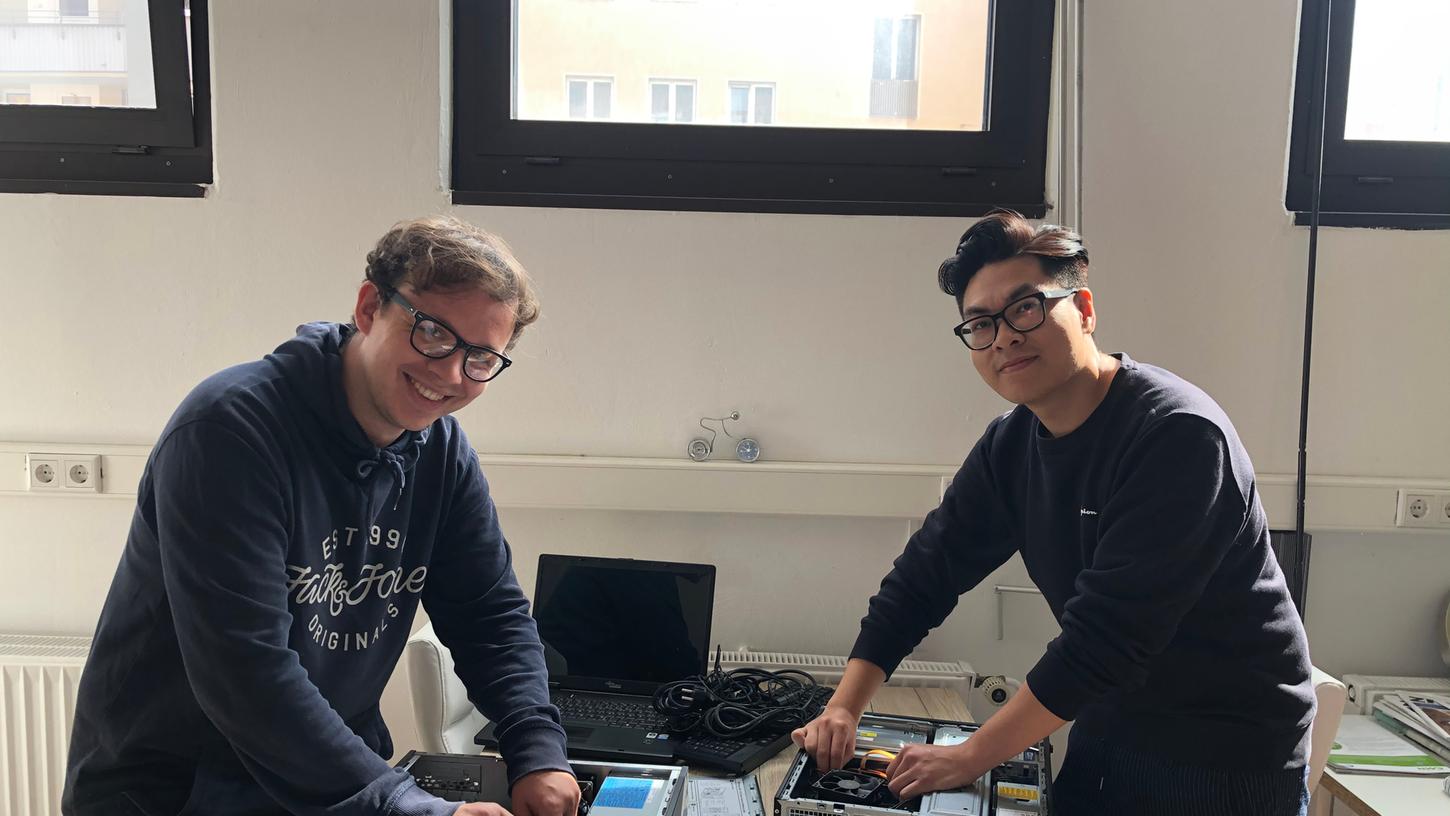 Alexander Frankow und Guillaume Girofflé bringen alte Computer wieder auf den neuesten Stand. Der Verein Inopia Foundation hat mittlerweile 24 Mitglieder.
Alexander Frankow und Guillaume Girofflé bringen alte Computer wieder auf den neuesten Stand. Der Verein Inopia Foundation hat mittlerweile 24 Mitglieder.