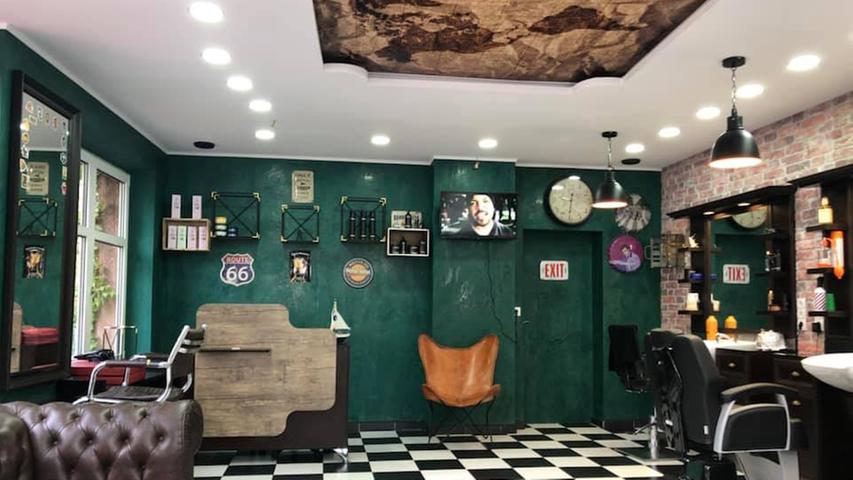 Der Barbershop in der Kappadocia 2 in Schwabach überzeugt mit einer Leidenschaft für das Handwerk und präzisen Schnitten. Das zeigt sich auch an den durchweg zufriedene Kunden in den Rezensionen, die im Gentleman's Barbershop einen Stammfriseur gefunden haben. 