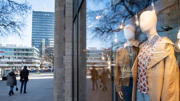Ab einer 7-Tage-Inzidenz von unter 100 kann man in Geschäften im sogenannten "Click and Meet"-Verfahren wieder einkaufen. Dabei darf man das Geschäft nur betreten, wenn man vorab telefonisch oder online einen Termin gebucht hat.