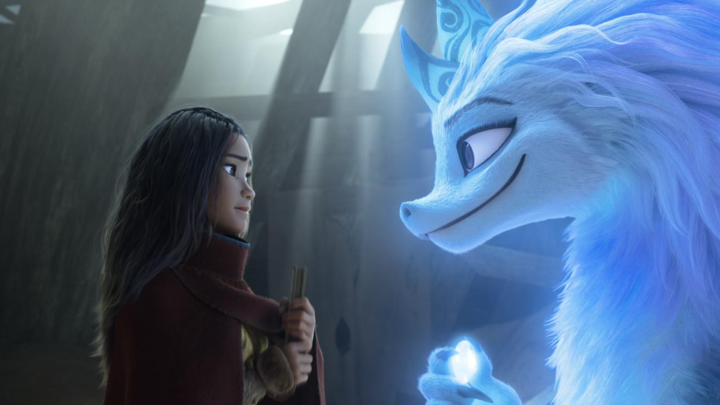 Die Kriegerin Raya sucht Hilfe bei der magisch-mythischen Drachendame Sisu: Szene aus dem Animationsfilm "Raya und der letzte Drache".