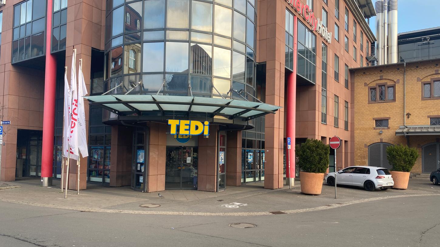 Neben den Baumärkten öffneten am 1. März auch Filialen des Discounters "Tedi". Einige Landratsämter in Franken zweifeln jedoch an der rechtlichen Grundlage der Öffnungen und lassen Geschäfte von der Polizei schließen.