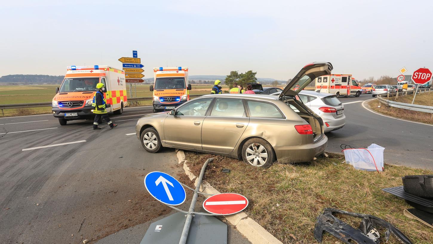 Zwei Personen wurden bei einem Unfall zwischen Baiersdorf und Kersbach verletzt. Zwei Personen wurden bei einem Unfall zwischen Baiersdorf und Kersbach verletzt.