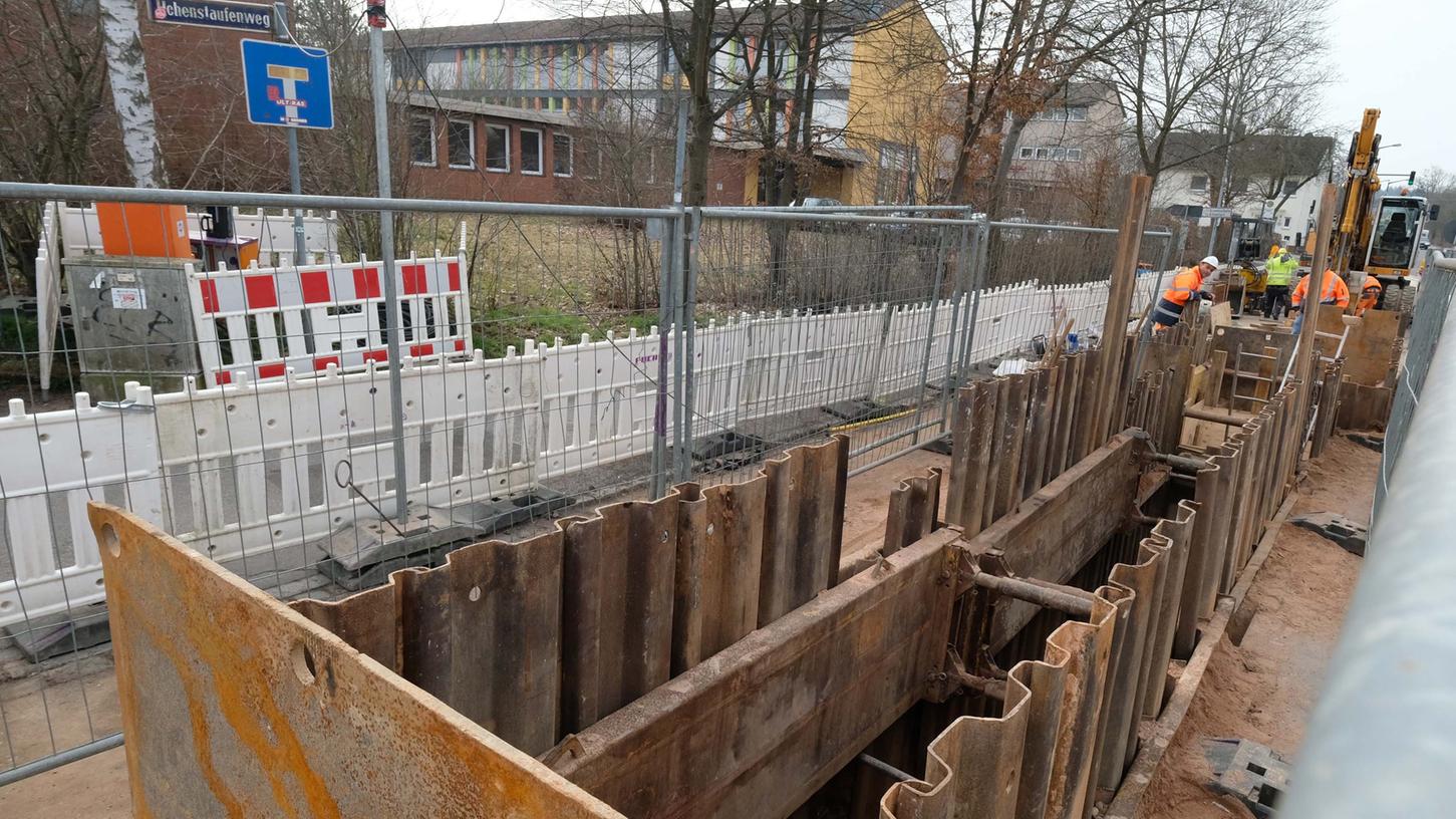 Mammutprojekt Kanal- und Straßensanierung: Derzeit wird in der Hermann-Kolb-Straße vor der Grund- und Mittelschule gebaut. 