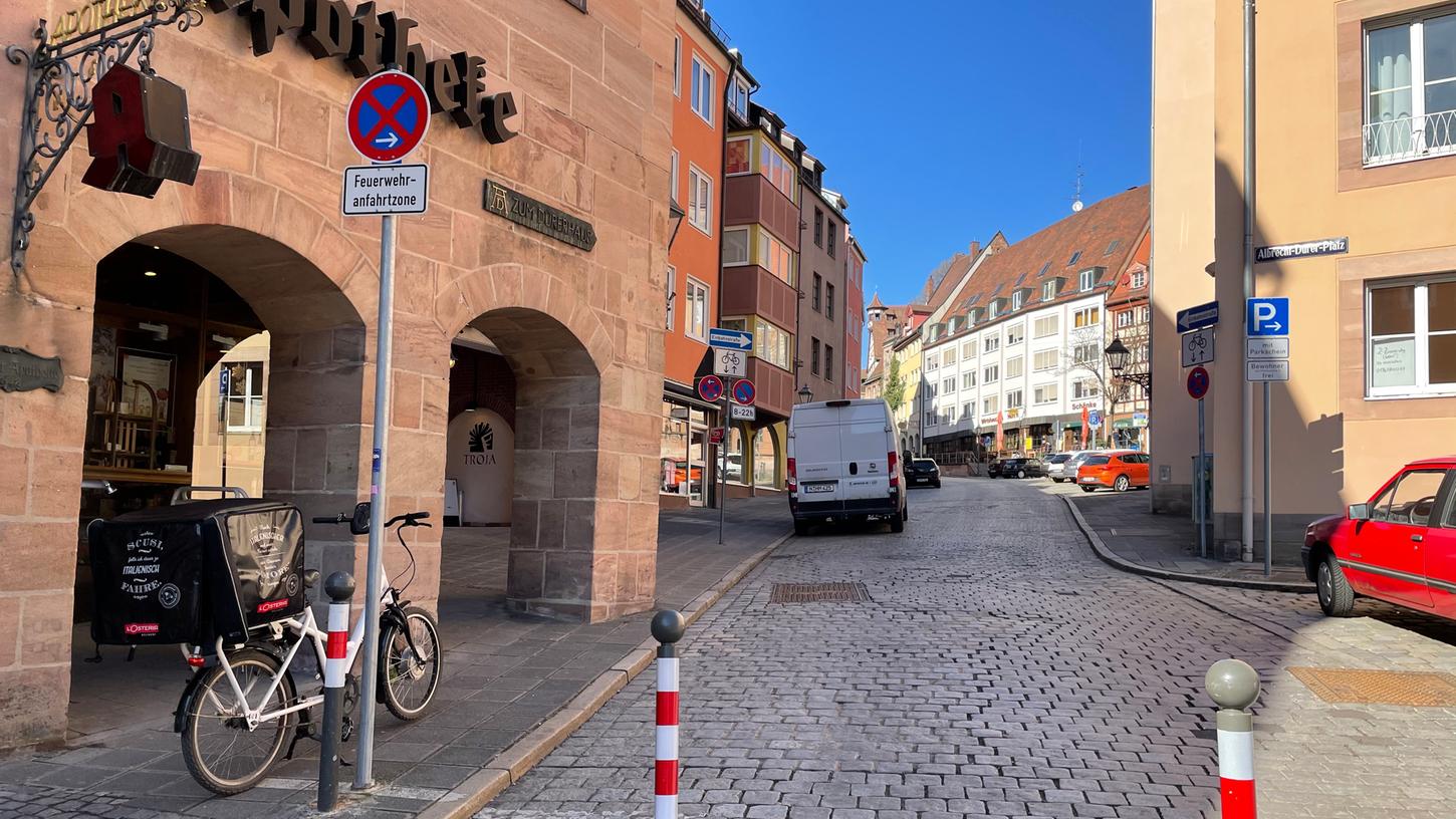 Die Pfosten sollen weg, damit man vom Albrecht-Dürer-Platz aus wieder in die Bergstraße fahren kann. 