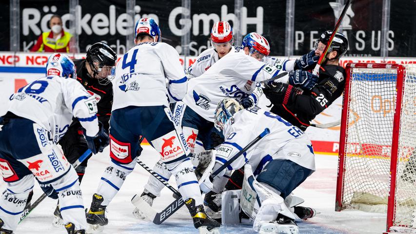 Joacim Eriksson gilt derzeit als bester Torhüter der Deutschen Eishockey Liga. Genau deshalb setzten die Ice Tigers den Schweden immer wieder unter Druck - zwischendurch auch körperlich. 