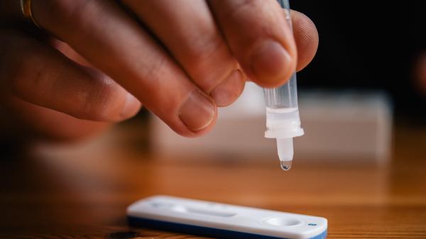 Arbeitnehmern und Arbeitgebern sollen Antigen-Schnelltests angeboten werden, um auch in Unternehmen schnell testen zu können.