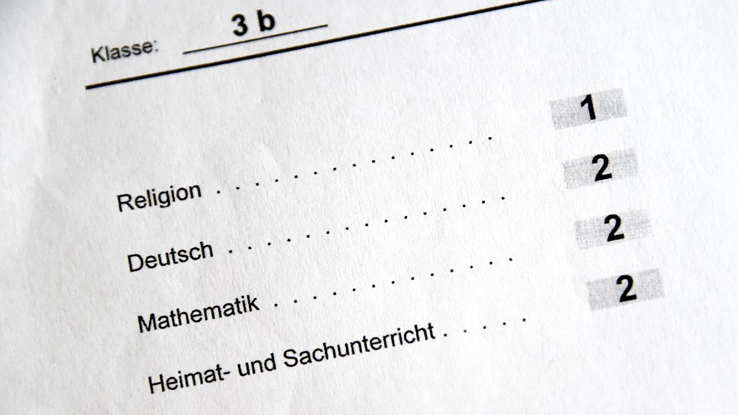 ARCHIV - ILLUSTRATION - Das Foto vom 24.07.2014 zeigt das Zeugnis einer Schülerin der dritten Klasse aus Aukrug (Schleswig-Holstein). Die FDP sieht die von ihr Ende Januar gestartete Volksinitiative «Pro Note» zum Erhalt der Noten an Grundschulen auf einem guten Weg. Foto: Carsten Rehder/dpa (zu dpa «FDP sieht Volksinitiative «Pro Note» auf gutem Weg» vom 14.03.2015) +++(c) dpa - Bildfunk+++ | Verwendung weltweit ARCHIV - ILLUSTRATION - Das Foto vom 24.07.2014 zeigt das Zeugnis einer Schülerin der dritten Klasse aus Aukrug (Schleswig-Holstein). Die FDP sieht die von ihr Ende Januar gestartete Volksinitiative «Pro Note» zum Erhalt der Noten an Grundschulen auf einem guten Weg. Foto: Carsten Rehder/dpa (zu dpa «FDP sieht Volksinitiative «Pro Note» auf gutem Weg» vom 14.03.2015) +++(c) dpa - Bildfunk+++ | Verwendung weltweit