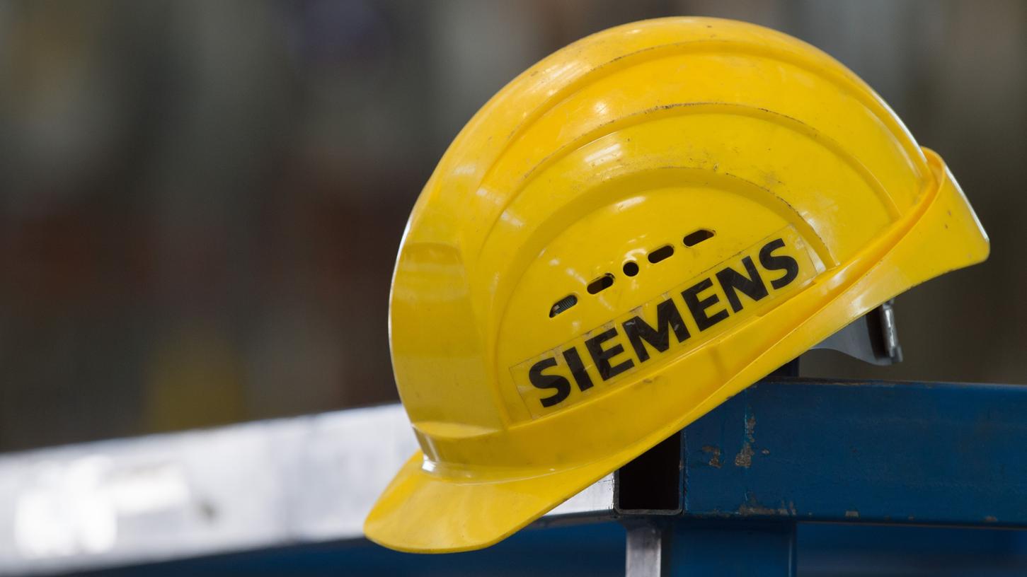 Ein Schutzhelm mit dem Aufdruck "Siemens" liegt in einer Montagehalle: Siemens Energy hat den Sprung in den Dax geschafft.