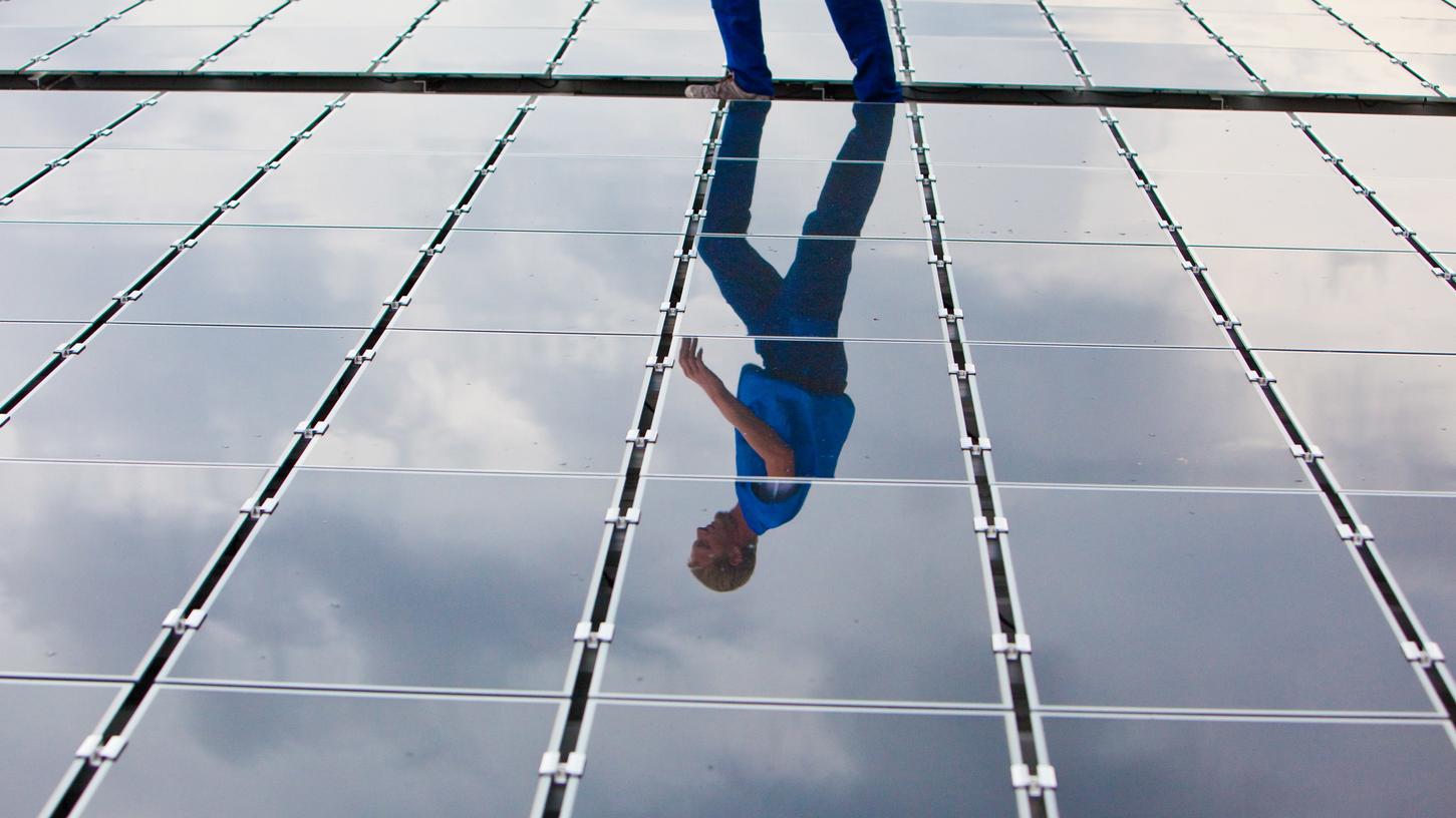 Auch ohne Solarpflicht wächst die Anzahl der PV-Anlagen in Bayern. Doch eine Verpflichtung könnte pro Jahr zu 500 Megawatt zusätzlicher installierter Leistung führen, wie eine aktuelle Schätzung des Ökoenergie-Instituts Bayern besagt.
Auch ohne Solarpflicht wächst die Anzahl der PV-Anlagen in Bayern. Doch eine Verpflichtung könnte pro Jahr zu 500 Megawatt zusätzlicher installierter Leistung führen, wie eine aktuelle Schätzung des Ökoenergie-Instituts Bayern besagt.