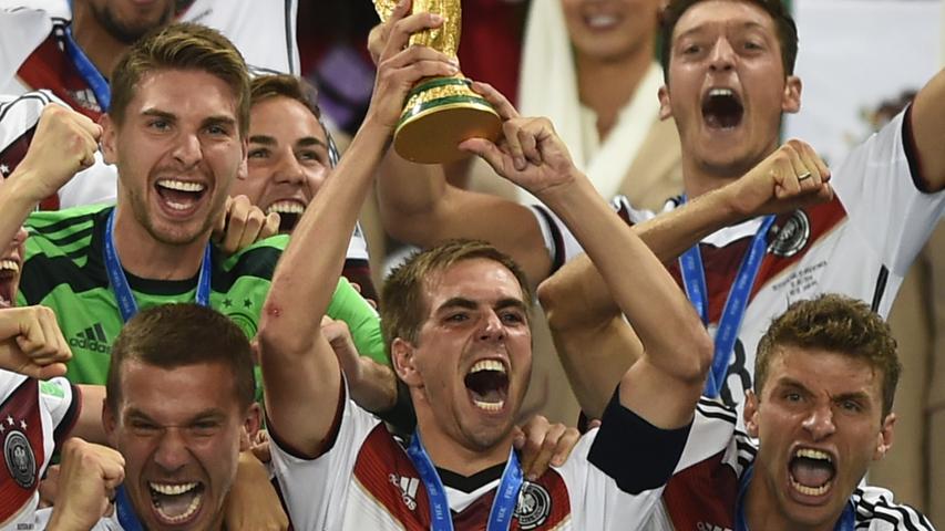 Mit welchem Erfolg könnte man seine Karriere besser beenden als mit dem Weltmeistertitel. Das dachte sich wohl auch Philipp Lahm, als er 2014 die Nationalmannschaft verließ, nachdem er nach dem Finale gegen Argentinien als Kapitän den Pokal in die Höhe gestemmt hatte. Insgesamt 113 Mal lief er für Deutschland auf und erzielte dabei fünf Tore.