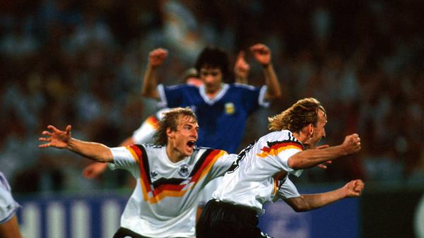 2006 war er verantwortlich für das deutsche Sommermärchen bei der WM im eigenen Land verantwortlich, doch auch als Spieler war Jürgen Klinsmann kein Fremder in der deutschen Nationalmannschaft. In 108 Spielen für das DFB-Team erzielte er 47 Tore und wurde 1990 selbst Weltmeister, bevor er den Titel 2006 als Trainer knapp verpasste. Außerdem konnte der Mittelstürmer 1992 die Vizeeuropameisterschaft und 1996 Europameister-Ehren feiern.