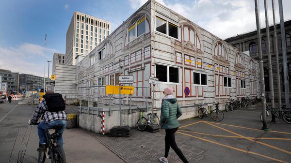 Post-Container vor dem Hauptbahnhof