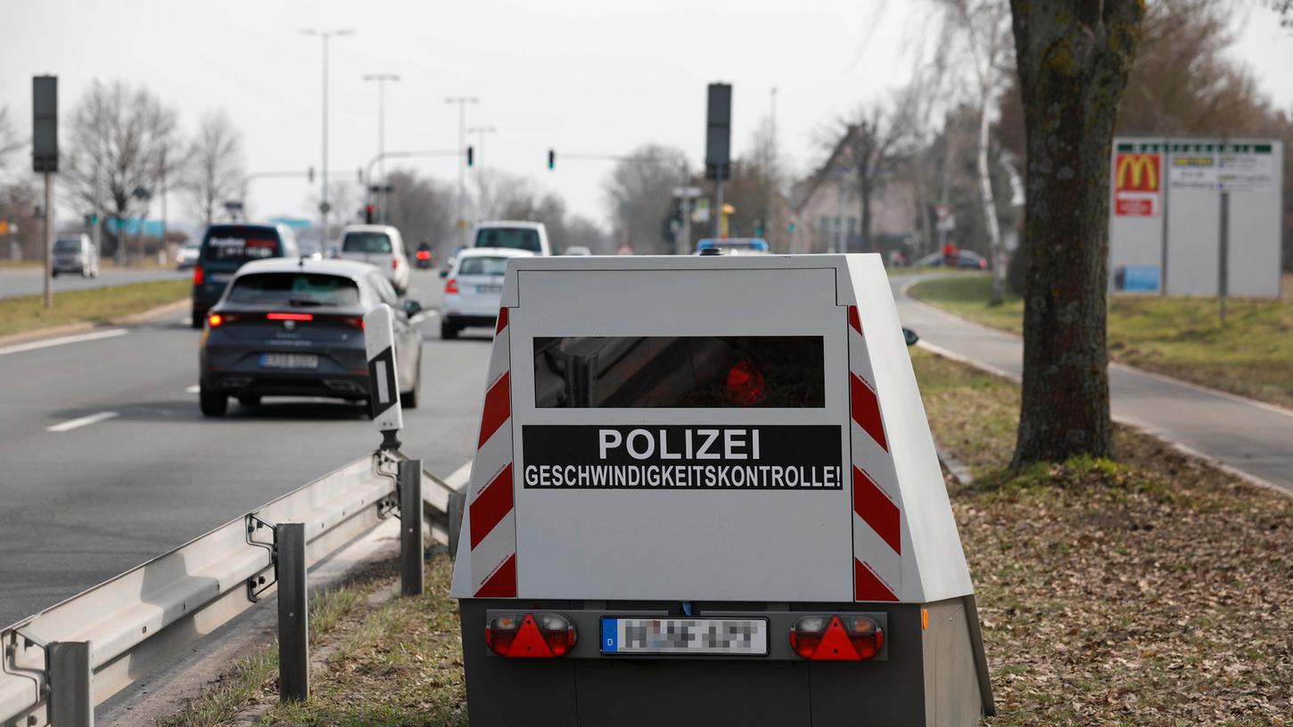 Er sieht aus wie ein gewöhnlicher Anhänger. Doch im sogenannten Enforcement Trailer ist ein Blitzer integriert, der tagelang Geschwindigkeitsübertretungen feststellen kann. 