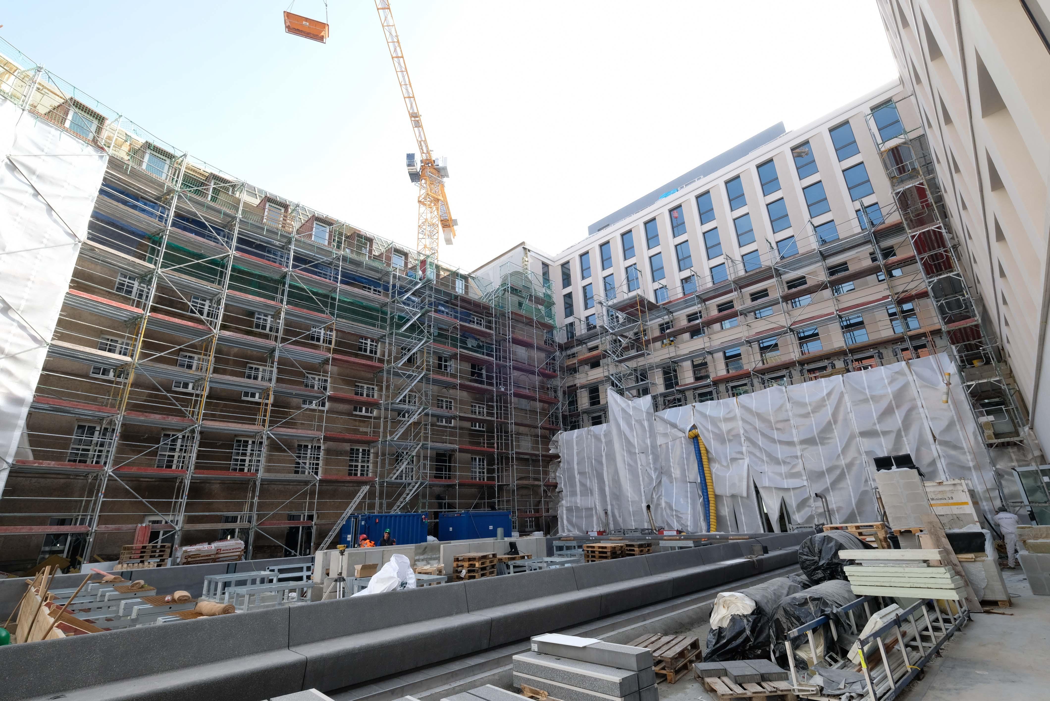 "Das wird ein cooler Stadtplatz werden", so Bartels. Auch von den sieben Tagungsräumen aus ist das Areal im Innenhof zu erreichen.