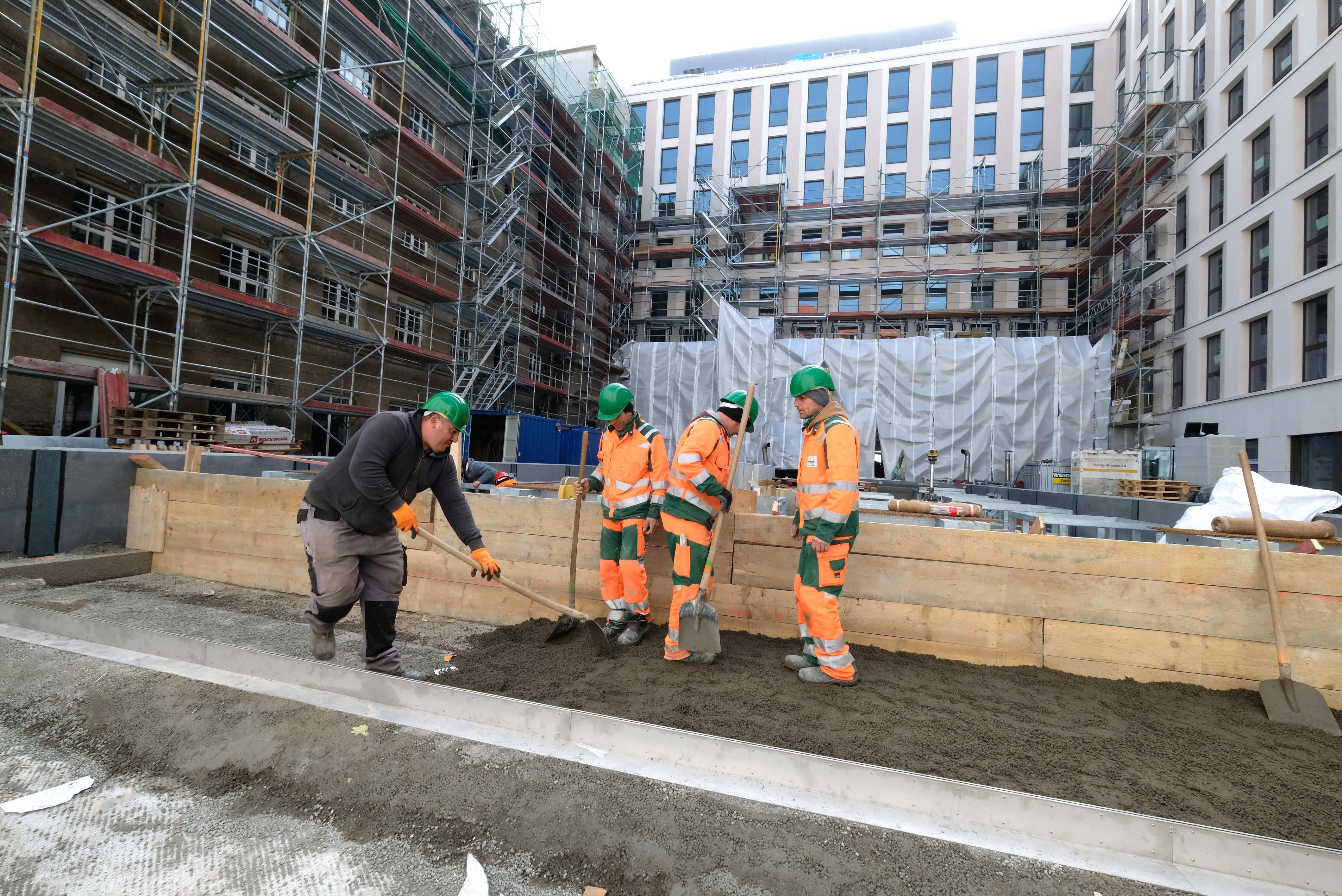 Der größte Saal für Veranstaltungen fasst 300 Teilnehmer. Im Erdgeschoss des Hotels gibt es einen Coworking-Bereich, zudem warten in dem 4-Sterne-Superior-Haus 238 Zimmer und Suiten auf acht Etagen auf die Besucher.