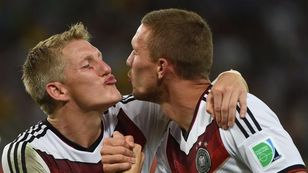"Eine Freundschaft, wie es sie im Fußball nur selten gibt", schrieb Lukas Podolski in einem emotionalen Abschiedsbrief an Bastian Schweinsteiger, als dieser 2016 seinen Rücktritt aus der Nationalmannschaft bekannt gab. Bei der WM 2004 begann diese Freundschaft, das Duo war bald nur noch unter "Poldi & Schweini" bekannt, erlebte gemeinsam das Sommermärchen 2006, die Vizeeuropameisterschaft 2008 und schließlich auch den Gewinn des Weltmeistertitels 2014. Schweinsteiger lief dabei insgesamt 121 Mal für die deutsche Nationalmannschaft auf und traf 24 Mal.
