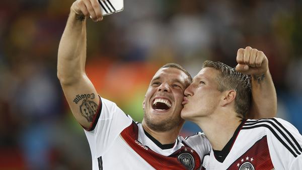 Ein knappes Jahr länger hielt Podolski es ohne seinen besten Freund in der DFB-Auswahl aus, bevor auch er ausstieg. Dadurch kam er mit insgesamt 130 Einsätzen auch auf etwas mehr Spiele im Trikot mit dem Adler und traf 49 Mal. Passend ist es auf jeden Fall, dass sich die beiden auch in dieser Liste nicht trennen lassen.
